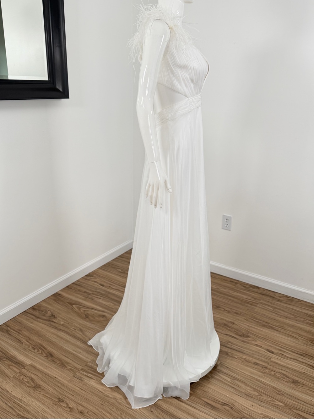 Mac Duggal 68113 White Plunge Neck Ostrich Feather A-Line Chiffon Gown Size 6 - Picture 9 of 12